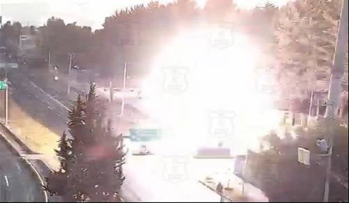 Video: Camioneta se impacta contra poste de luz y causa corto circuito en Toluca